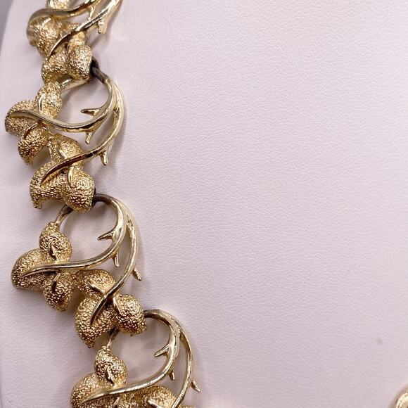 Vintage Coro Gold Tone Necklace With Leafs 16” - Picture 3 of 7